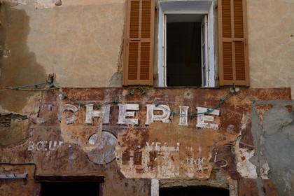 France, Haute-Corse (2B), Castagniccia, village de La Porta, ancienne boucherie dans la rue principale