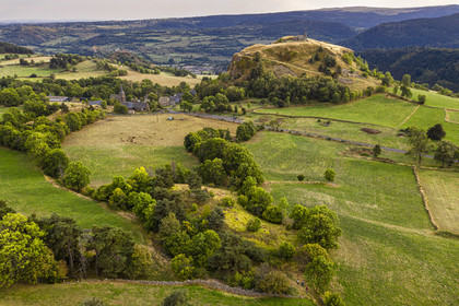 France, Cantal (15), Parc Naturel Régional des Volcans d'Auvergne, Chastel-sur-Murat, Chapelle Saint Antoine du XIIe siècle perchée sur un promontoire, randonneurs sur le chemin de Saint-Jacques de Compostelle par la Via Arverna (vue aérienne)