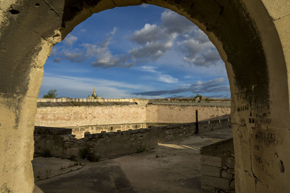France, Bouches-du-Rhône (13), Marseille, Citadelle de Marseille (Fort Saint-Nicolas, le haut fort appelé fort d’Entrecasteaux), Notre-Dame de la Garde en arrière plan