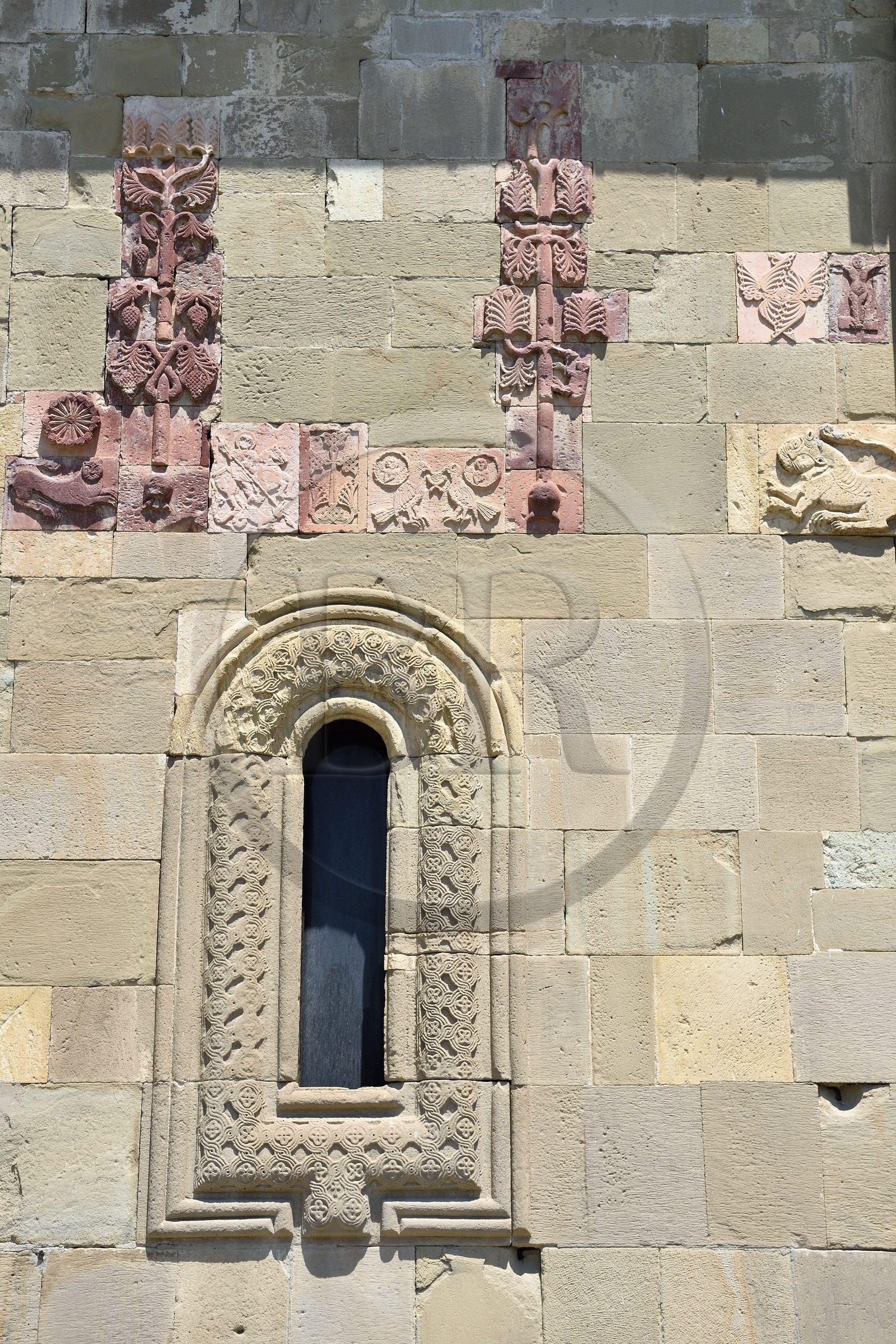 Géorgie, Mtskheta Mtianeti region, Mtskheta, la cathédrale Svetitskhoveli, classée Patrimoine Mondial de l'UNESCO, bas-reliefs de la façade sud