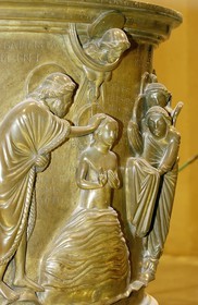 Belgique, Wallonie, Liège, église Saint-Barthélemy, les fonts baptismaux