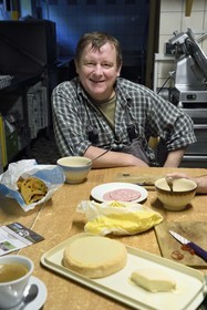France, Haut-Rhin (68), Wasserbourg, Ferme-auberge Buchwald, le marcaire Michel Wehrey à sa table de cuisine