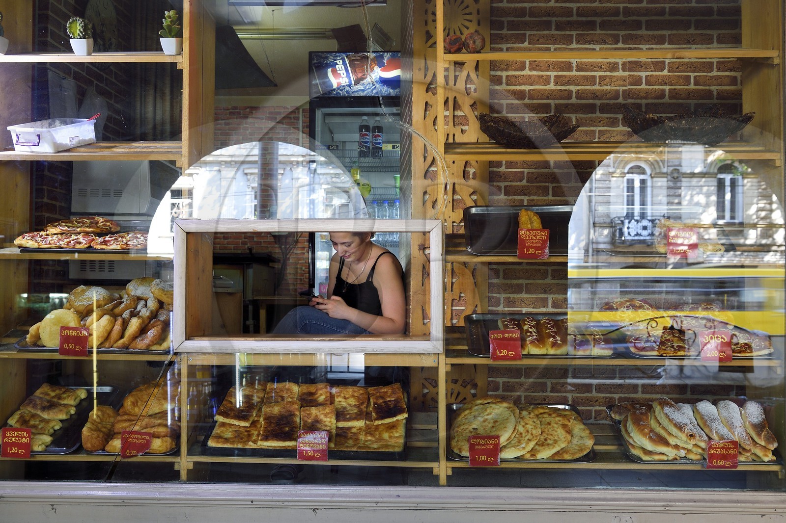 Géorgie, Tbilissi, Merab Kostava street, vendeuse de khachapuri