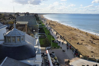 France, Calvados (14), Pays d'Auge, la côte Fleurie, Cabourg, vue sur le casino et la promenade du bord de mer depuis le Grand Hotel où Marcel Proust séjourna chaque été de 1907 à 1914