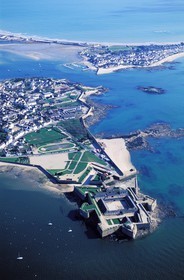 France, Morbihan (56), la citadelle de Port-Louis remaniée par Vauban, à l' entrée de la rade de Lorient (vue aérienne)