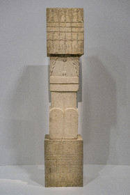France, Paris (75), quartier des Halles, le Centre Pompidou aussi apellé Beaubourg, Musée National d'Art Moderne (MNAM), exposition retrospective Brancusi, Borne-Frontière, 1945, pierre (calcaire)