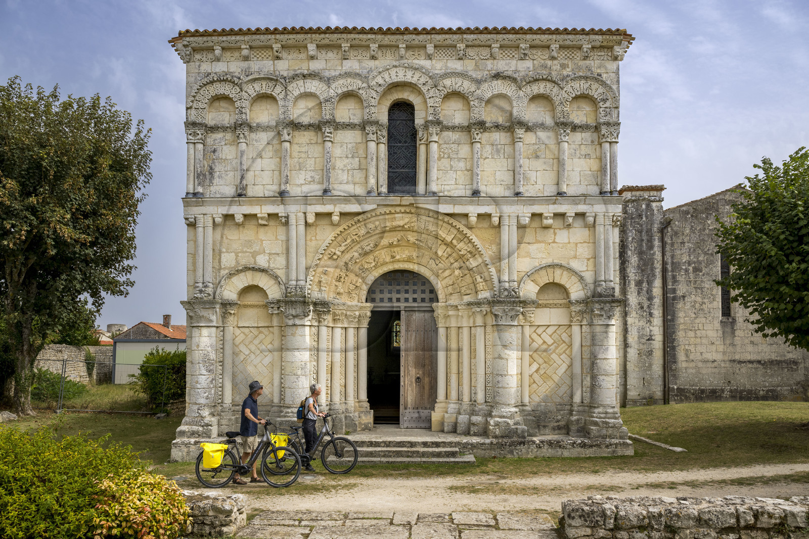 France, Charente-Maritime (17), Echillais, cyclistes faisant la véloroute devant l'église romane Notre-Dame du XIIe siècle classée monument historique