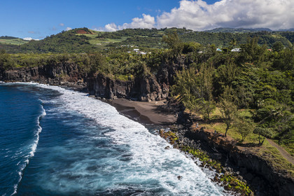France, Ile de la Reunion, Saint-Joseph, plage de Ti Sable, plage de sable noir bordée par une falaise de lave volcanique (vue aérienne)