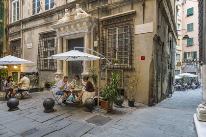 Italie, Ligurie, Gênes, ruelle du vieux centre historique, terrasse de restaurant sur la Piazza dell'Agnello