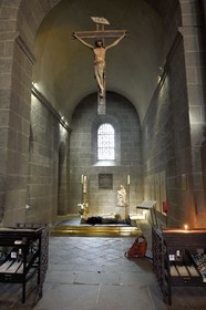 France, Haute-Loire (43), Le Puy-en-Velay, étape des chemins de Compostelle, la cathédrale Notre-Dame-de-l'Annonciation du XIIe siècle classée Patrimoine Mondial de l'UNESCO, chapelle du Saint Crucifix, grande dalle en phonolithe appelée la pierre des Fièvres ou pierre des apparitions (de la Vierge)