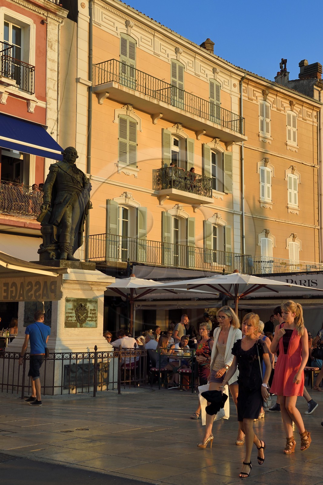 France, Var, Saint-Tropez, statue of vice-admiral Suffren and façade of the Sube hotel on Suffren wharf