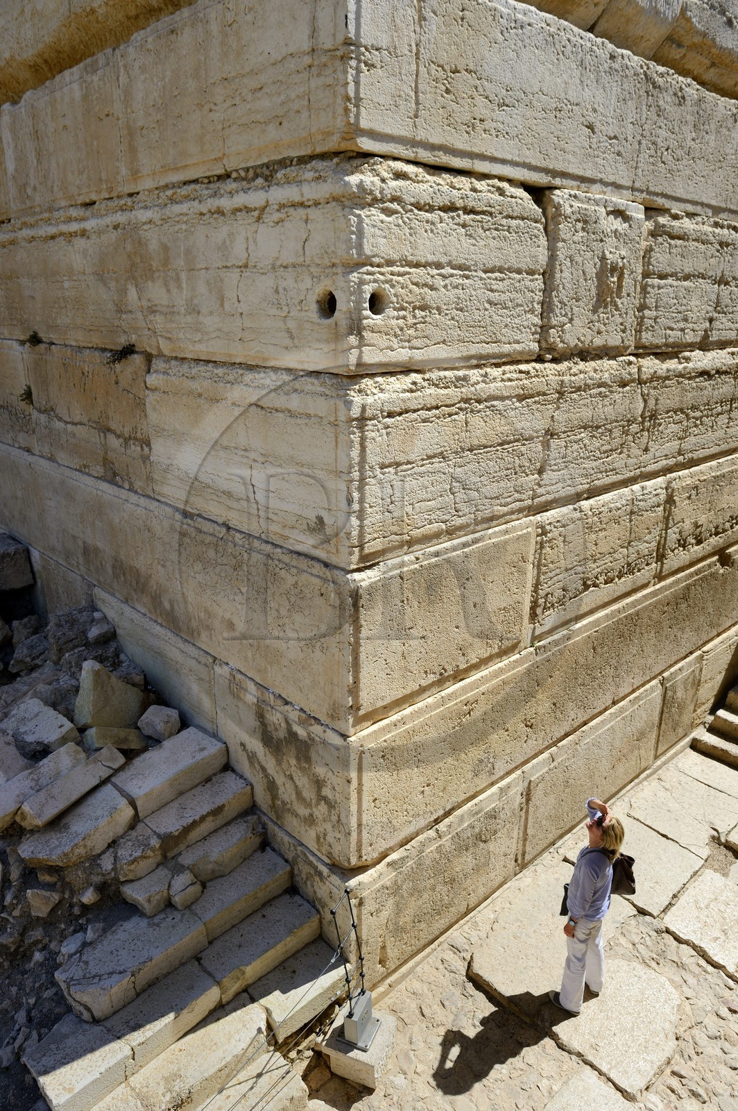 Israel, Jérusalem, ville sainte, vieille-ville classée Patrimoine Mondial de l'UNESCO, Le Mont du Temple au Centre Davidson, angle des murs de soutènement ouest et sud de l'esplanade du Temple construite par Hérode Ier le Grand, Hérode a pris le soin de faire polir chaque pierre et d'y faire tailler un cadre (taille hérodienne)