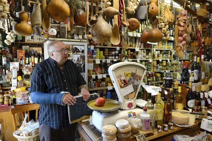 France, Haute-Corse (2B), Corte, l'Epicerie Casa Curtinese tenue par Jean-Marie Ghionga, boutique de spécialités corses