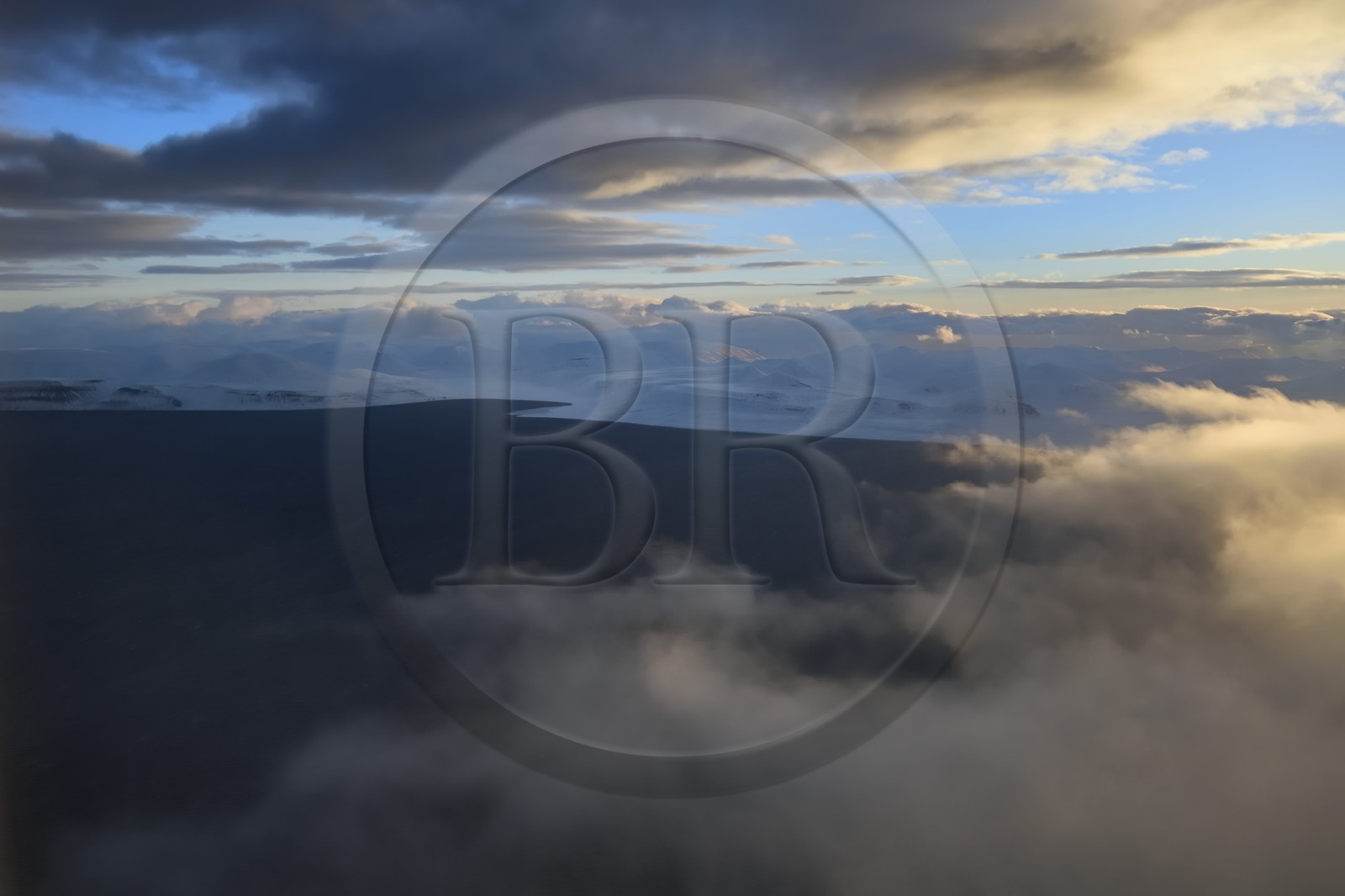 Norvège, Svalbard, Spitzberg, Longyearbyen, l'Isfjord (vue aérienne)