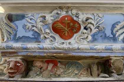 France, Haute-Corse (2B), Castagniccia, village de Carcheto, l’église Sainte Marguerite, Sainte Marguerite allongée au pied du maître-autel entre deux lions à tête rouge