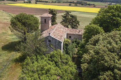 France, Var (83), Dracénie, Ampus, chapelle Notre Dame de Spéluque (XIIème siècle), classée Monument Historique propriété privée (vue aérienne)