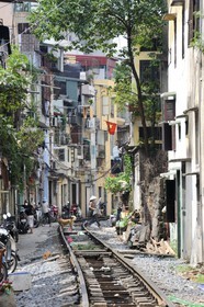 Vietnam, Hanoï, voie ferrée qui passe au coeur de la vieille ville