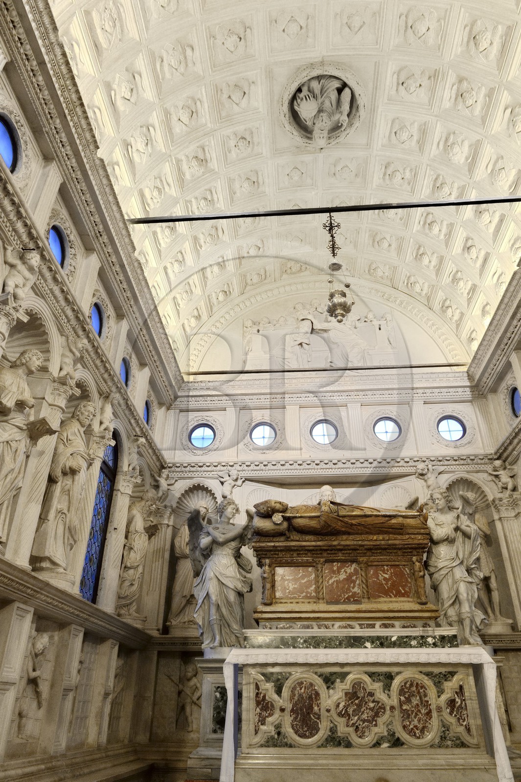 Croatie, Dalmatie, côte dalmate, Trogir, centre historique classé Patrimoine Mondial de l'UNESCO, la Cathédrale Saint Laurent, tombeau baroque dans la chapelle Renaissance de Jean de Trogir du XVème siècle