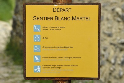 France, Alpes-de-Haute-Provence (04), Parc Naturel Régional du Verdon, Grand Canyon du Verdon, La-Palud-Sur-Verdon, panneau d'information au départ du sentier Blanc-Martel sur le GR4