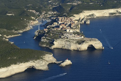 France, Corse-du-Sud (2A), Bonifacio, les falaises calcaires, la citadelle et la vieille ville (vue aérienne)