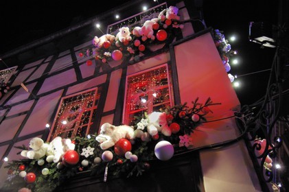 France, Bas Rhin (67) Strasbourg a Noel, decoration de Noel sur une facade de maison a colombage de la vieille ville