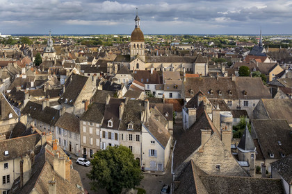France, Côte-d'Or (21), les climats de Bourgogne classés Patrimoine Mondial de l'UNESCO, Beaune, la basilique collégiale Notre-Dame de Beaune au coeur de la vieille ville (vue aérienne)