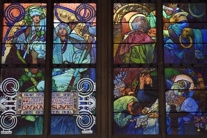 République Tchèque, Prague, centre historique classé Patrimoine Mondial de l'UNESCO, quartier de Hradcany, la cathédrale Saint-Guy à l'intérieur du chateau Royal, vitrail conçu par Alfons Mucha représentant la Saint Cyrille et Methode