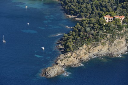 France, Var (83), Corniche des Maures, Le Lavandou, Cap Nègre, le chateau Faraghi propriété de la famille Bruni Tedeschi (vue aérienne)