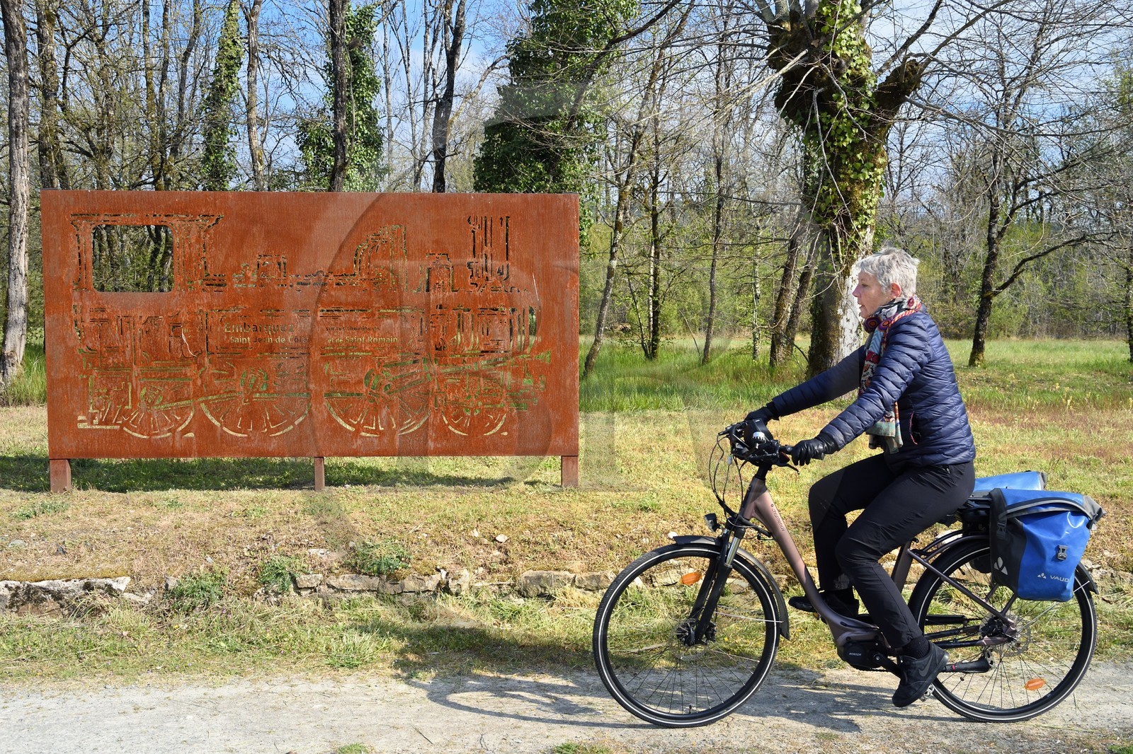 France, Dordogne, Périgord Vert, Saint Jean de Cole labelled Les Plus Beaux Villages de France (The Most Beautiful Villages of France), cyclist on the green lane of the Flow Vélo cycle route which follows the old railway line