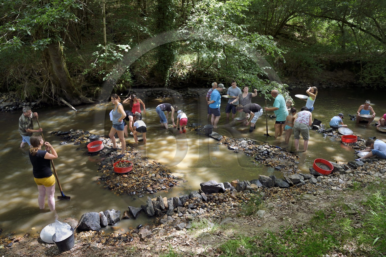 France, Dordogne, district of Jumilhac-le-Grand, gold panning in the Isle river toward Tindeix