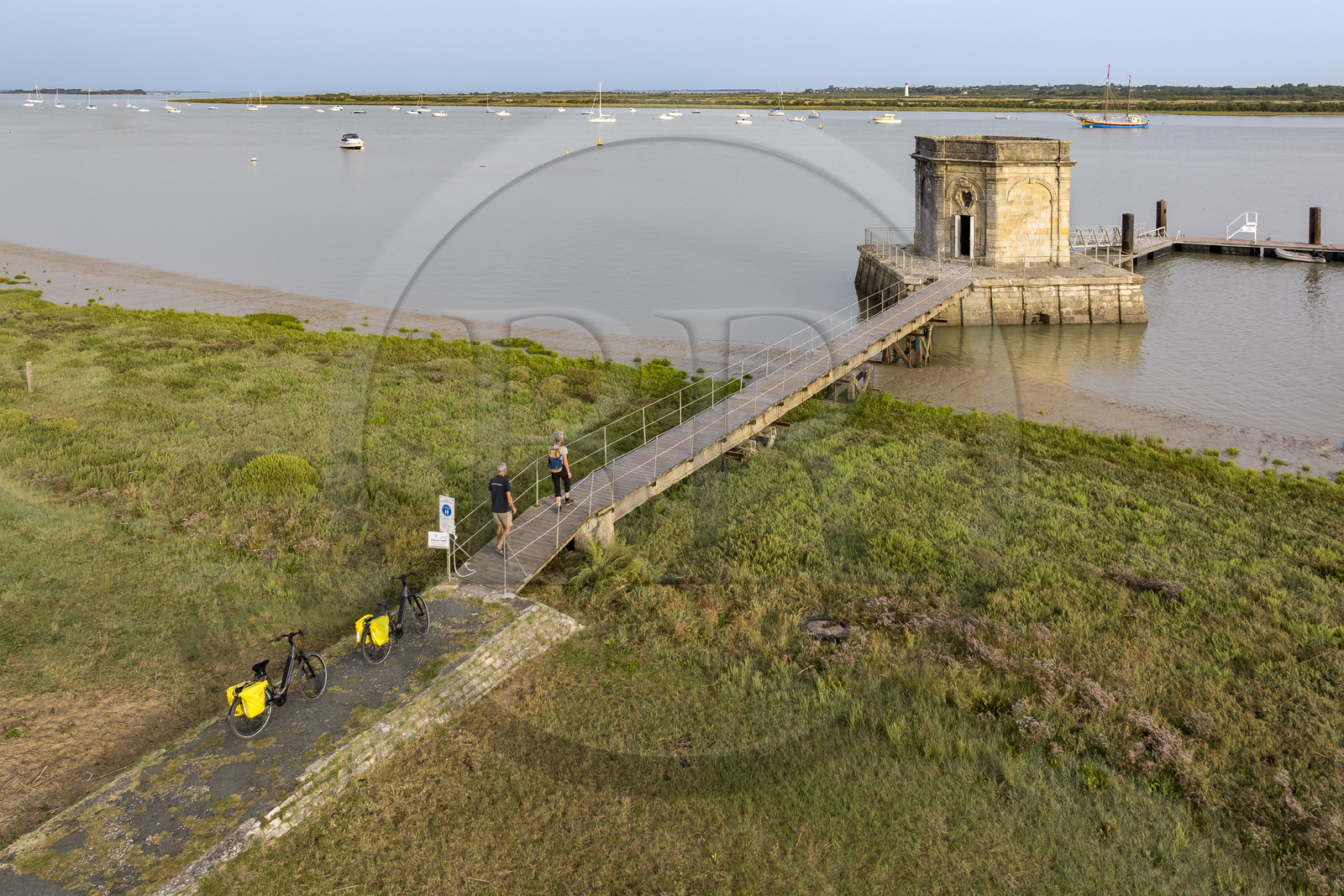 France, Charente-Maritime (17), Saint-Nazaire-sur-Charente, la Fontaine Royale de Lupin en bordure de la Charente est la plus remarquable des trois dernières aiguades existantes (vue aérienne)