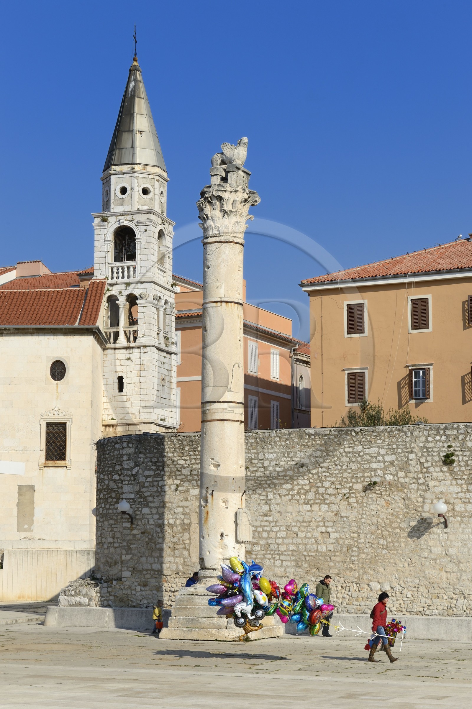 Croatie, Dalmatie, côte dalmate, Zadar, le forum romain, la colonne de la honte servait à y attacher voleurs et femmes adultères Croatie, Dalmatie, côte dalmate, Zadar, le forum romain, la colonne de la honte servait à y attacher voleurs et femmes adultères