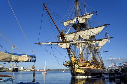 France, Finistère (29), port de Brest, la frégate L'Hermione, réplique du trois-mats qui transporta le marquis de Lafayette en Amérique en 1780, figure de proue