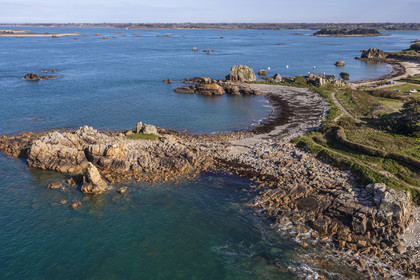 France, Côtes-d'Armor (22), Côte d'Ajoncs, Plougrescant, la plage de Porz Hir ou Pors-hir sur le chemin de Grande Randonnée GR 34 et l'embouchure du fleuve Jaudy en arrière plan (vue aérienne)