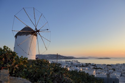 Greece, Cyclades islands, Mykonos island, Chora (Mykonos town), windmill overlooking the old town and the five mills (Kato Milli) in the background