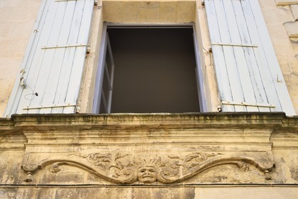 France, Bouches-du-Rhône (13), Arles, lambrequin avec une tête d'indien sur une maison du milieu du XVIIe siècle rue de Barreme