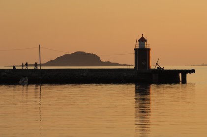 Norway, More Og Romsdal, lighthouse of the harbour of Alesund at the midnight sun