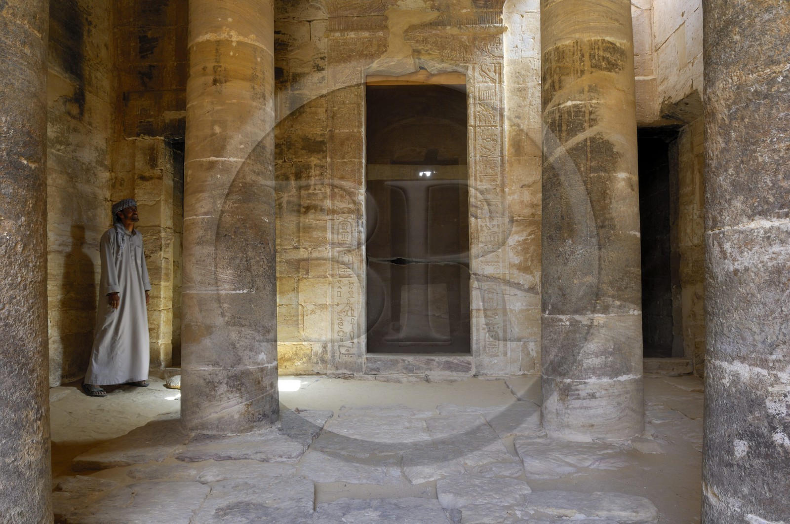 Egypte, désert libyque, El-Dush au sud de l'oasis de Kharga, le temple de l'époque Ptolémaique dédié à Isis et Osiris dans le fort romain Egypte, désert libyque, El-Dush au sud de l'oasis de Kharga, le temple de l'époque Ptolémaique dédié à Isis et Osiris dans le fort romain