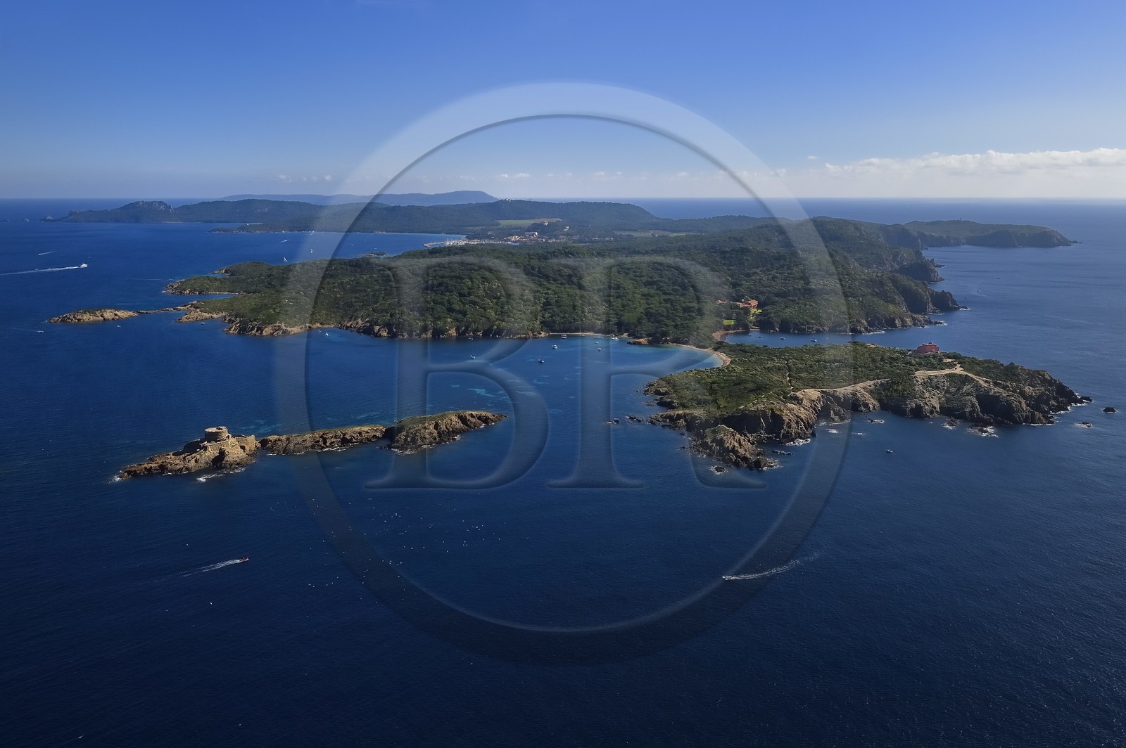 France, Var (83), Iles d'Hyères, parc national de Port Cros, Ile de Porquerolles, le Fort du Petit Langoustier à gauche et le Fort du Grand Langoustier à droite au premier plan (vue aérienne)
