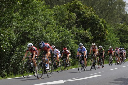 France, Ile de la Reunion, côte sud, vers Saint-Philippe, coureurs cyclistes sur une route du Sud sauvage