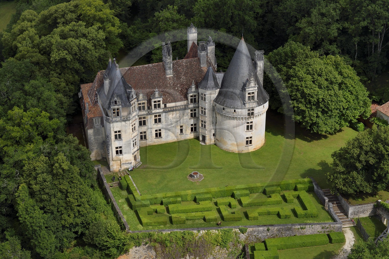 France, Dordogne (24), Périgord Vert, Villars, Chateau de Puyguilhem (vue aérienne)