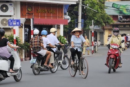 Vietnam, Hanoï, vieille ville, intense circulation sur le rond point au nord du lac Hoan Kiem appelé lac de l'épée restituée