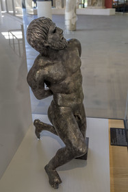 France, Bouches-du-Rhône (13), Arles, musée départemental Arles antique, statue en bronze d'un captif (dernier quart du Ier siècle av. J.-C.) trouvé lors des fouilles du Rhone en 2007, probablement un des éléments d'un trophée ornant un monument public