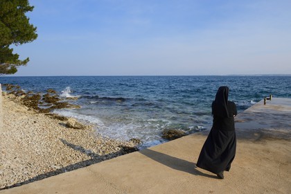 Croatie, Dalmatie, côte dalmate, Ile d’Ugljan, couvent franciscain Saint-Jérôme de la congrégation des Filles de la Miséricorde, sœur Theresija aime contempler la mer dans ses moments libres