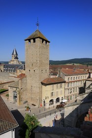 France, Saône et Loire (71), Cluny, clocher de l'Eau Bénite de l'ancienne abbaye et la Tour du Fromage qui surplombe la rue Lamartine