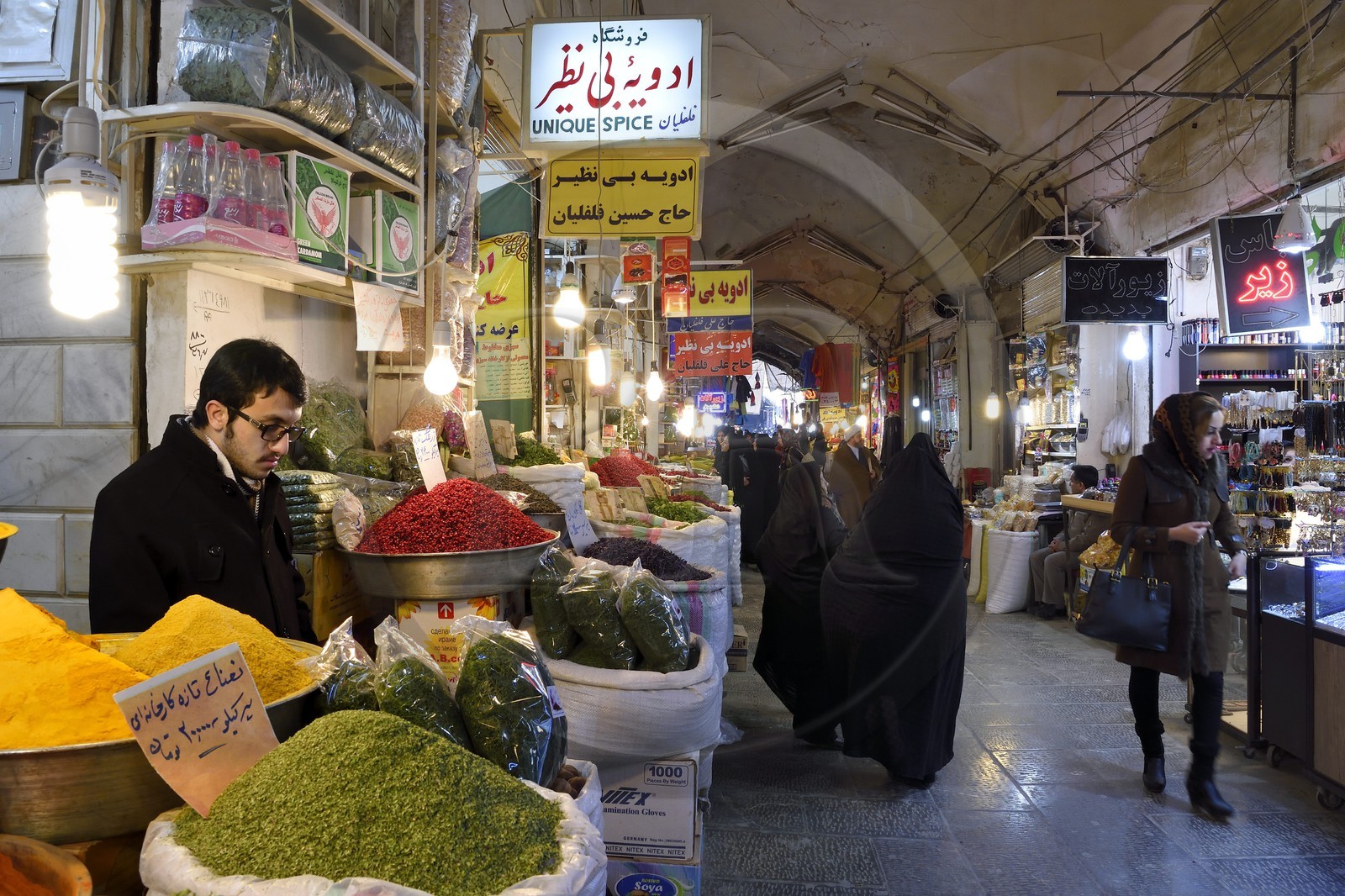 Iran, province d'Ispahan, Ispahan, Bazar-e Bozorg (Grand Bazar), immense bazar couvert qui remonte à près de 1300 ans, étal d'épices et légumes secs Iran, province d'Ispahan, Ispahan, Bazar-e Bozorg (Grand Bazar), immense bazar couvert qui remonte à près de 1300 ans, étal d'épices et légumes secs