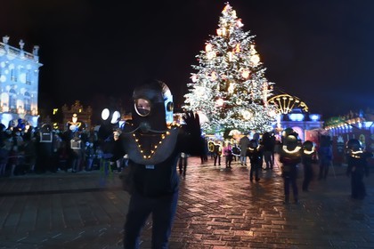 France, Meurthe-et-Moselle (54), Nancy, place Stanislas, le défilé de la Saint-Nicolas, les enfants des MJC dans le grand bain avec 20 000 lieues sous les mers avec Jules Verne