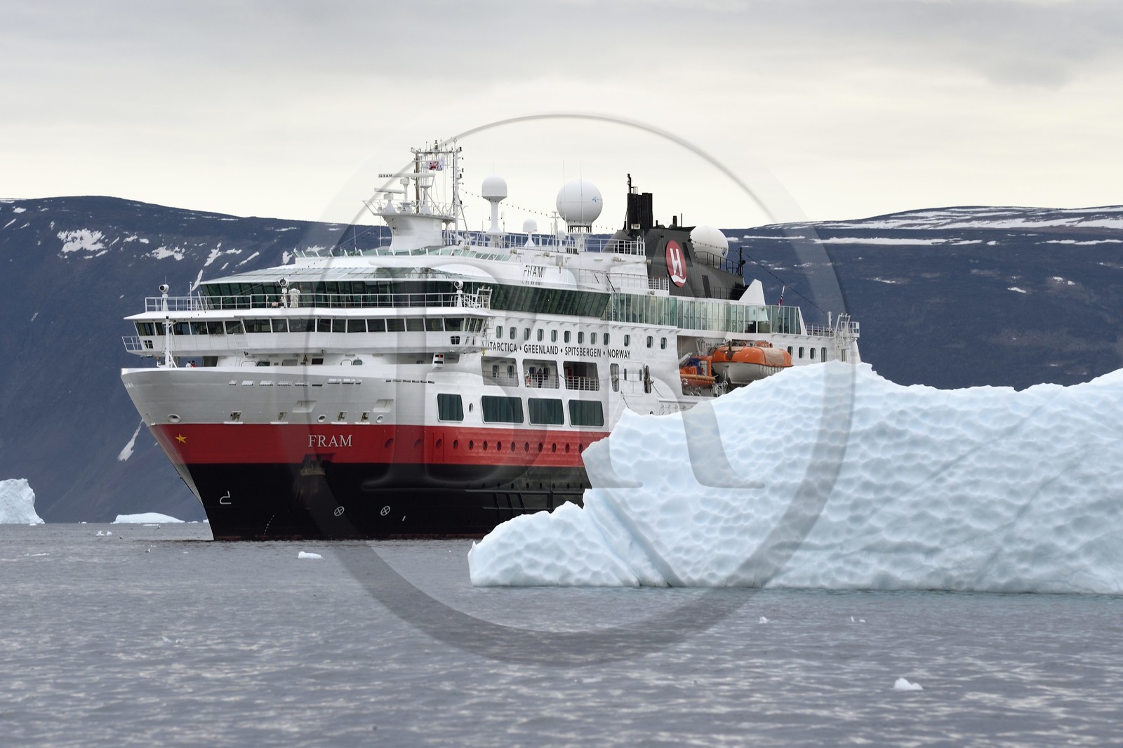 Groenland, cote Nord-Ouest, mer de Baffin, Inglefield Fjord vers Qaanaaq, iceberg et le bateau de croisière MS Fram de la compagnie Hurtigruten Groenland, cote Nord-Ouest, mer de Baffin, Inglefield Fjord vers Qaanaaq, iceberg et le bateau de croisière MS Fram de la compagnie Hurtigruten