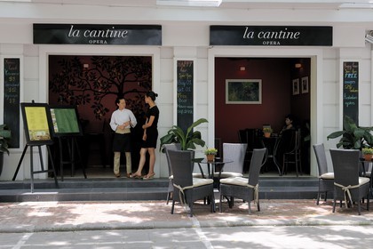 Vietnam, Hanoï, restaurant La Cantine dans le quartier de l'opéra