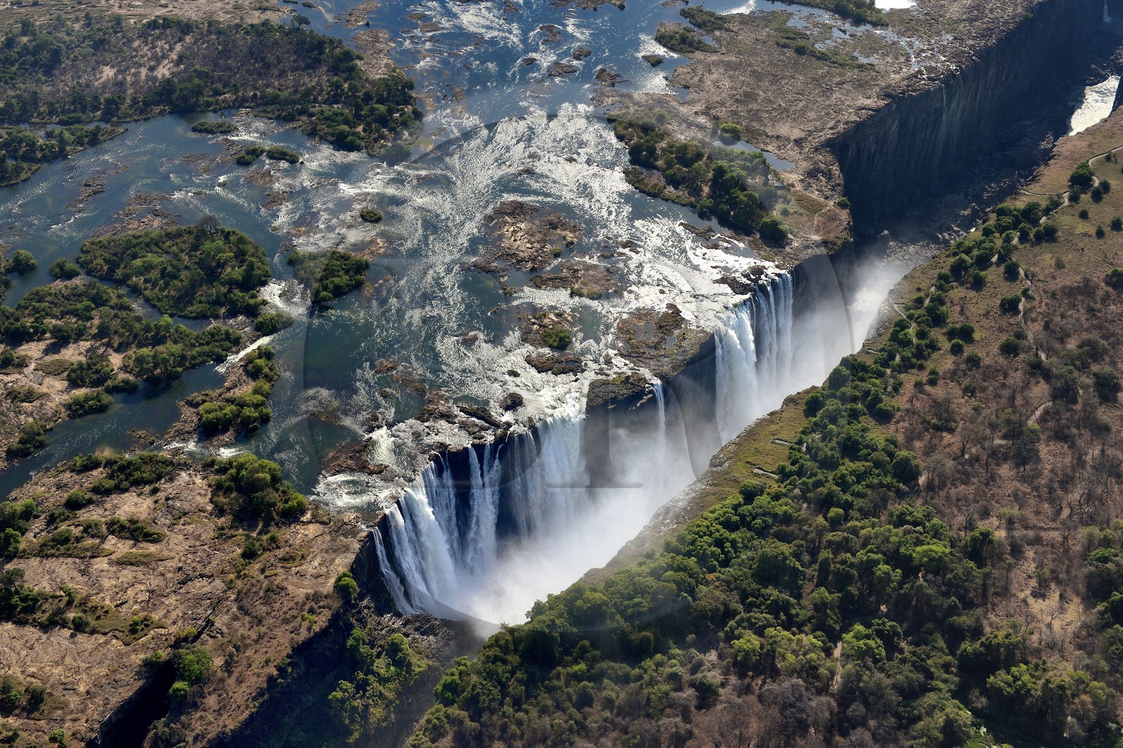 Zimbabwe, province de Matabeleland septentrional, fleuve Zambèze, les Chutes Victoria, classées Patrimoine Mondial de l'UNESCO (vue aérienne)